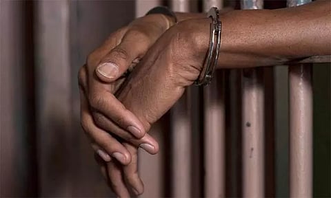 இலங்கைக்கு 2 டன் பீடி மூட்டைகளை படகில் கடத்த முயன்ற தமிழக மீனவர்கள் 5 பேர் கைது