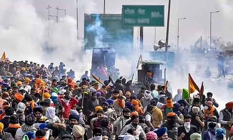 விவசாயிகள் போராட்டம்: போலீசாருடன் நடந்த மோதலில் ஒருவர் பலியானதால் பதற்றம்