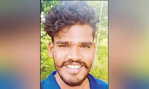 'வாட்ஸ்-அப்பில் ஸ்டேட்டஸ்': காதலை ஏற்க மறுத்த கல்லூரி மாணவி.. தற்கொலை செய்துகொண்ட மாணவன்