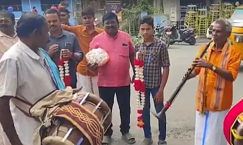 விலை உயர்வு எதிரொலி: மணமக்களுக்கு பூ(ண்டு) மாலை பரிசு