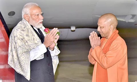 வாரணாசி விமான நிலையம் சென்றடைந்தார் பிரதமர் மோடி: உற்சாக வரவேற்பு