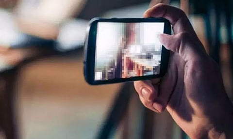 ஆபாச படத்தை காட்டி ஓட்டல் உரிமையாளரிடம் ரூ.15 லட்சம் பறிப்பு