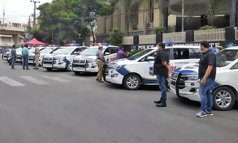 ஐதராபாத்தில் டி.வி. தொகுப்பாளரை கடத்திச் சென்று காதல் தொல்லை கொடுத்த பெண் தொழிலதிபர்