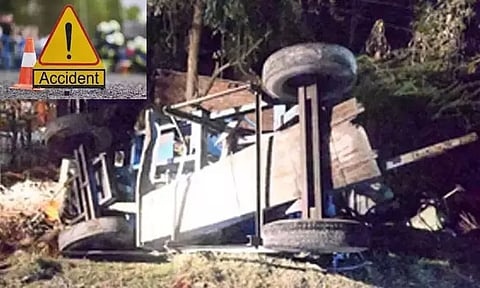 உத்தர பிரதேசத்தில் பஸ் - டிராக்டர் டிராலி மோதலில் 6 பேர் பலி