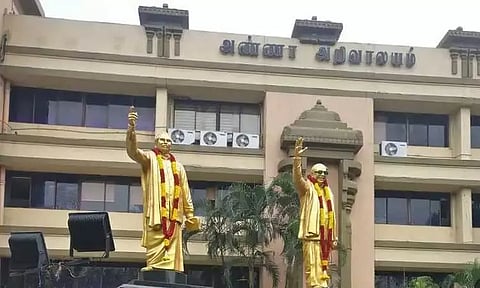 தி.மு.க.வில் 2 மாவட்ட செயலாளர்கள் மாற்றம்