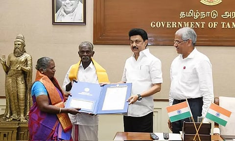 ரெயில் விபத்தை தடுத்த தம்பதிக்கு முதல்-அமைச்சர் மு.க.ஸ்டாலின் வெகுமதி வழங்கினார்