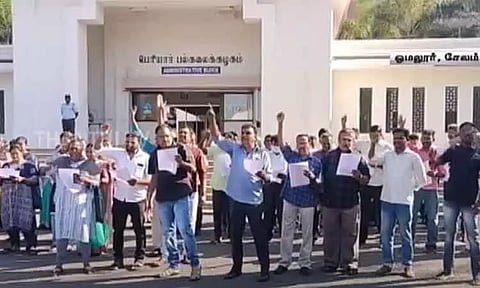 பெரியார் பல்கலைக்கழக பதிவாளர் விவகாரம்; பேராசிரியர்கள் போராட்டம்