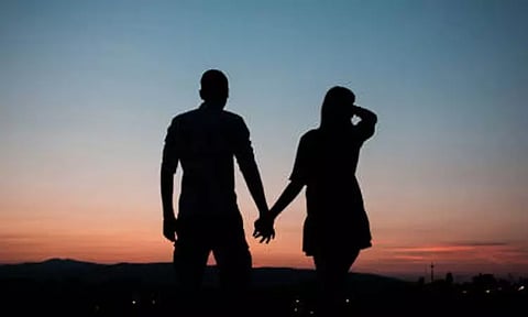 காதலன் வீட்டுக்கு சீருடையில் வந்த கல்லூரி மாணவி: போலீசாருக்கு தகவல் கொடுத்த கிராம மக்கள்