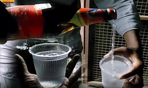 டாஸ்மாக் கடையில் வாங்கிய பீர் பாட்டிலில் தண்ணீர் இருந்ததால் அதிர்ச்சி