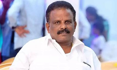 வண்டலூரில் தி.மு.க. நிர்வாகி நாட்டுவெடிகுண்டு வீசியும், அரிவாளால் வெட்டியும் கொலை