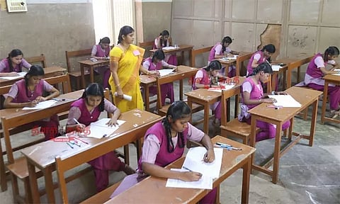 பிளஸ்-2 பொதுத்தேர்வு தொடங்கியது... ஆர்வமுடன் தேர்வெழுதும் மாணவ, மாணவியர்