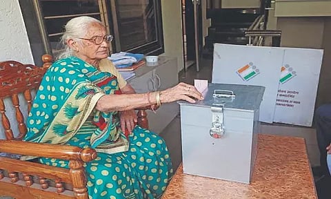 தபால் வாக்கு மூலம் வாக்களிப்பதற்கான வயது வரம்பு 85 ஆக உயர்வு