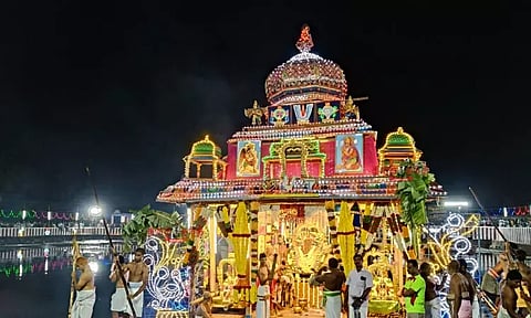 ஆழ்வார்திருநகரி ஆதிநாதர் ஆழ்வார் கோவிலில் தெப்பத்திருவிழா; திரளான பக்தர்கள் சாமி தரிசனம்