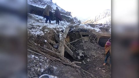 காஷ்மீரில் நிலச்சரிவு; ஒரே குடும்பத்தில் 4 பேர் பலியான சோகம்
