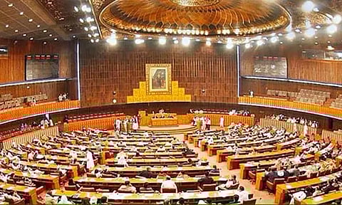 சமூக ஊடகங்களை நிரந்தரமாக தடை செய்யவேண்டும்.. பாகிஸ்தான் செனட் சபையில் தீர்மானம் தாக்கல்