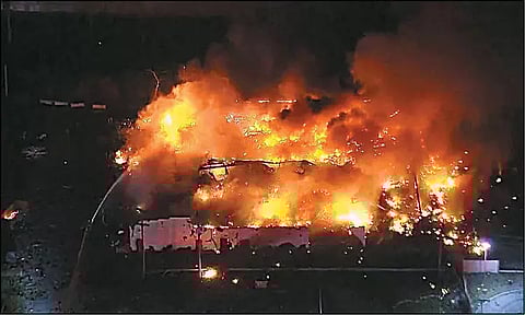 அமெரிக்காவில் தொழிற்சாலை குப்பை கிடங்கில் தொடர்ந்து எரியும் தீ