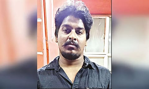 போலீசார் கண்ணில் மிளகாய்பொடி தூவி கைதி தப்பி ஓட்டம் - தூத்துக்குடியில் பரபரப்பு