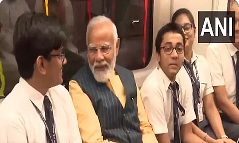 கொல்கத்தா: நீருக்கடியில் செல்லும் மெட்ரோ ரெயில் சேவையை தொடங்கி வைத்து மாணவர்களுடன் பயணம் செய்த பிரதமர் மோடி