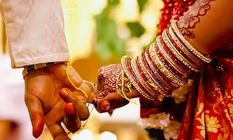 காதல் திருமணம் செய்த வாலிபரை வேனை ஏற்றி கொல்ல முயன்ற மாமனார்: வாலிபரின் தங்கை பலியான பரிதாபம்