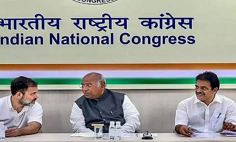 வருமான வரித்துறையின் நடவடிக்கையை எதிர்த்த காங்கிரசின் மனு தள்ளுபடி