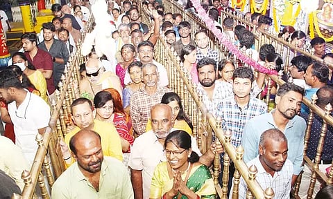 மகாசிவராத்திரியையொட்டி ஸ்ரீகாளஹஸ்தி சிவன் கோவிலில் பக்தர்கள் கூட்டம் அலைமோதல்