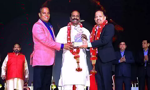 மலேசியாவில் கவிஞர் வைரமுத்துவுக்கு பெருந்தமிழ் விருது