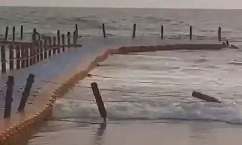 கேரளாவில் அதிர்ச்சி: நடைபாலத்தில் இருந்து கடலில் தூக்கி வீசப்பட்ட சுற்றுலா பயணிகள்