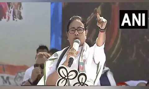 மேற்கு வங்காளம்: 42 தொகுதிகளிலும் போட்டி; வேட்பாளர்களை அறிவித்தார் மம்தா பானர்ஜி