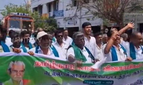 டெல்லி விவசாயிகள் போராட்டத்திற்கு ஆதரவு தெரிவித்து தஞ்சையில் ரெயில் மறியலில் ஈடுபட்ட விவசாயிகள்