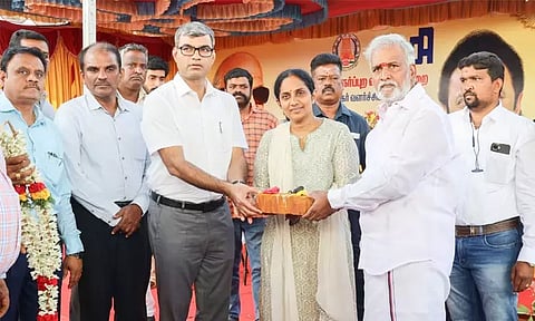 கிளாம்பாக்கம் பேருந்து முனையத்தில் ஆகாய நடைமேடை அமைக்கும் பணி; அமைச்சர் சேகர்பாபு தொடங்கி வைத்தார்