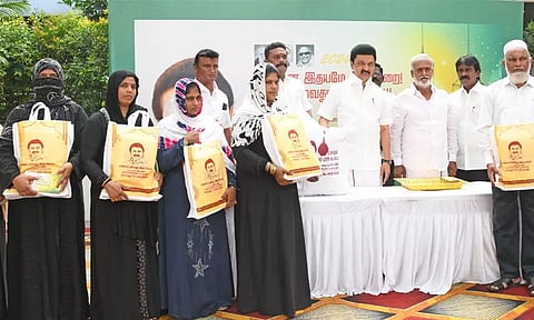 ரமலான் நோன்பு திறப்பு: இஸ்லாமியர்களுக்கு அரிசி, நிதிஉதவி அடங்கிய நலத்திட்ட உதவிகளை வழங்கினார் முதல்-அமைச்சர் மு.க.ஸ்டாலின்