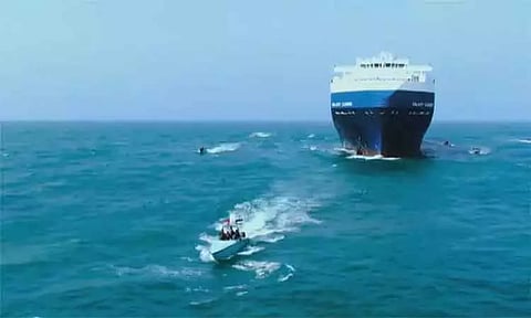 செங்கடலில் அமெரிக்க சரக்கு கப்பல் மீது ஹவுதி கிளர்ச்சியாளர்கள் ஏவுகணை தாக்குதல்