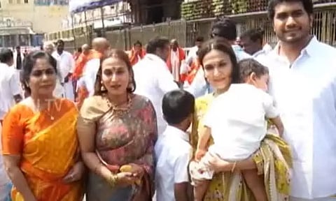 நடிகர் ரஜினிகாந்தின் மகள்கள் திருப்பதியில் சாமி தரிசனம்