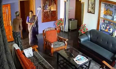 87 வயது மாமனாரை அடித்து, தாக்கி, கீழே தள்ளி விட்ட மருமகள்; சி.சி.டி.வி. காட்சியால் சிக்கினார்