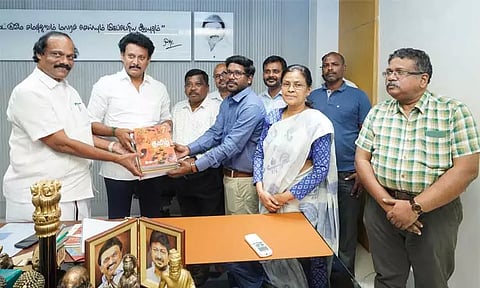 கத்தார் தமிழர் சங்கத்திற்கு 1-10ம் வகுப்பு வரையிலான தமிழ் பாடப்புத்தகங்கள் - அமைச்சர் அன்பில் மகேஸ் வழங்கினார்