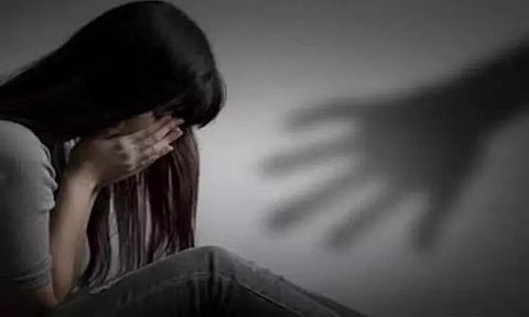 குளிர்பானத்தில் மயக்க மருந்து கலந்து கொடுத்து இளம்பெண் பாலியல் பலாத்காரம்