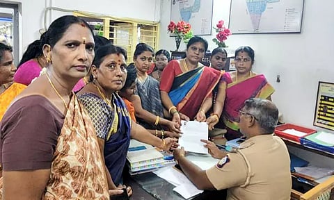 பா.ஜ.க. நிர்வாகி குஷ்பு மீது நடவடிக்கை எடுக்கக்கோரி தி.மு.க.வினர் புகார்