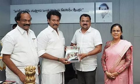 பஹ்ரைன் வாழ் தமிழ் மாணவர்களுக்கு தமிழ் பாடப்புத்தகங்கள் - அமைச்சர் அன்பில் மகேஸ் வழங்கினார்