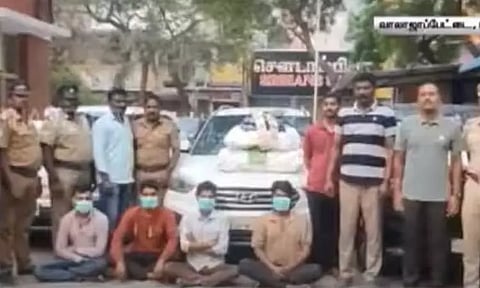 சொகுசு கார்களில் கடத்தப்பட்ட 3 டன் குட்கா பறிமுதல் - 4 இளைஞர்கள் கைது