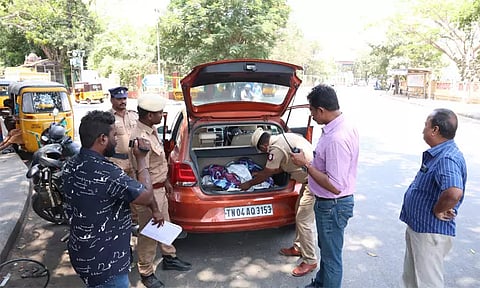 தமிழகத்தில் விடிய, விடிய தீவிர வாகன சோதனை- கணக்கில் வராத ரூ.2 கோடி சிக்கியது