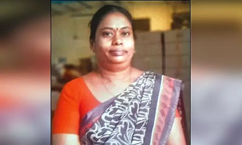 செல்போனில் சிலருடன் பேச்சு: கள்ளக்காதலியை வெட்டிக்கொலை செய்த காவலாளி