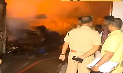 சென்னை: மர குடோனில் பயங்கர தீ விபத்து