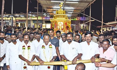 பழனி முருகன் கோவிலில் மோடி பெயரில் தங்கரதம் இழுத்து ஓ.பன்னீர்செல்வம் வழிபாடு