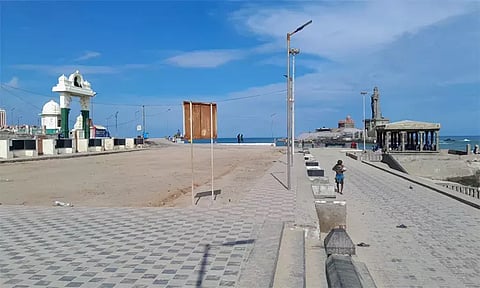 மக்கள் நடமாட்டம் இன்றி வெறிச்சோடி காணப்படும் கன்னியாகுமரி சுற்றுலா தலங்கள்