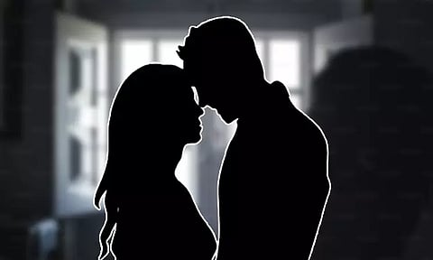 படுக்கை அறை ஜன்னலை திறந்துவைத்து இளம் தம்பதி உல்லாசம் - போலீசில் புகார் அளித்த பக்கத்து வீட்டு பெண்