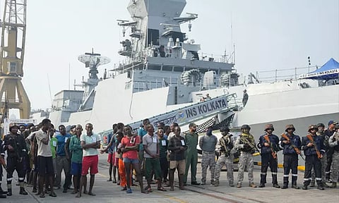 சோமாலியா கடற்கொள்ளையர்கள் மும்பை போலீசாரிடம் ஒப்படைப்பு