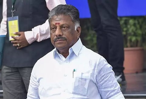 அ.தி.மு.க., கொடி, சின்னம் வழக்கு : இடைக்கால உத்தரவு பிறப்பிக்க நீதிபதிகள் மறுப்பு