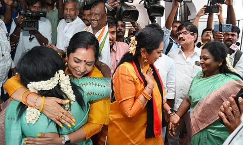 வேட்புமனு தாக்கலின்போது வாழ்த்துகளை பரிமாறிய தமிழச்சி தங்கப்பாண்டியன் - தமிழிசை சவுந்தரராஜன்