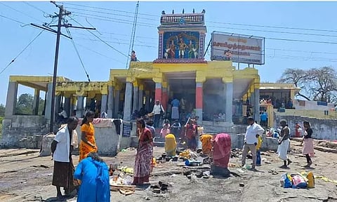 சொரிமுத்து அய்யனார் கோவிலில் திரண்ட பக்தர்கள்