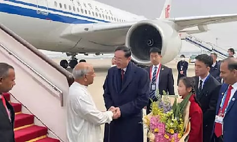 6 நாட்கள் சுற்றுப்பயணம்: சீனா சென்றார் இலங்கை பிரதமர்